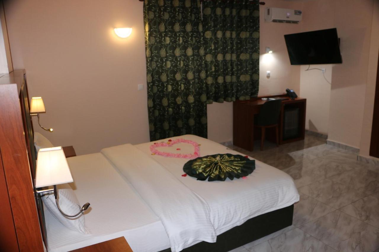 Hotel Jouvence International Яунде Экстерьер фото